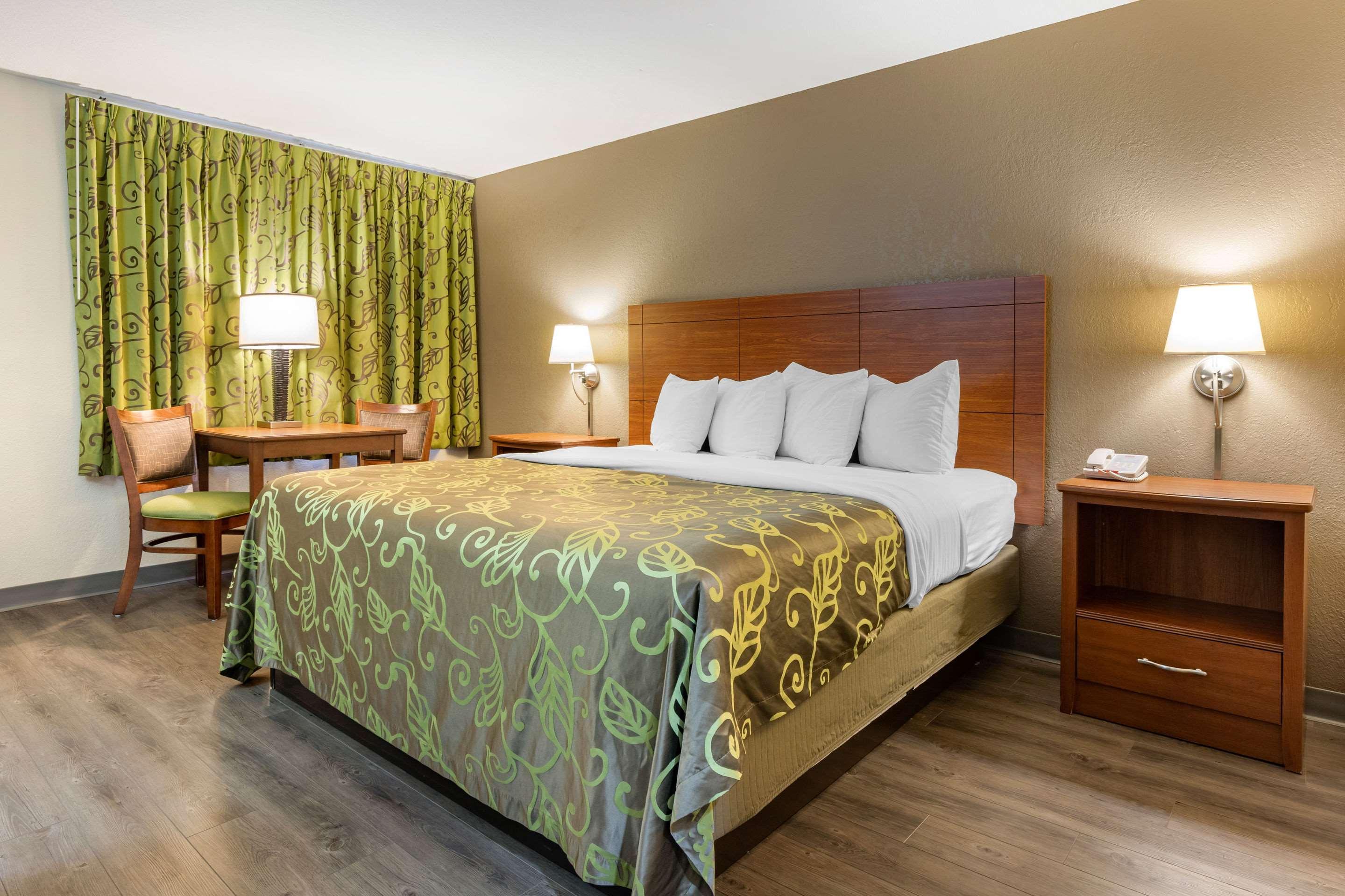 Econo Lodge Cherokee Near River Park Екстер'єр фото