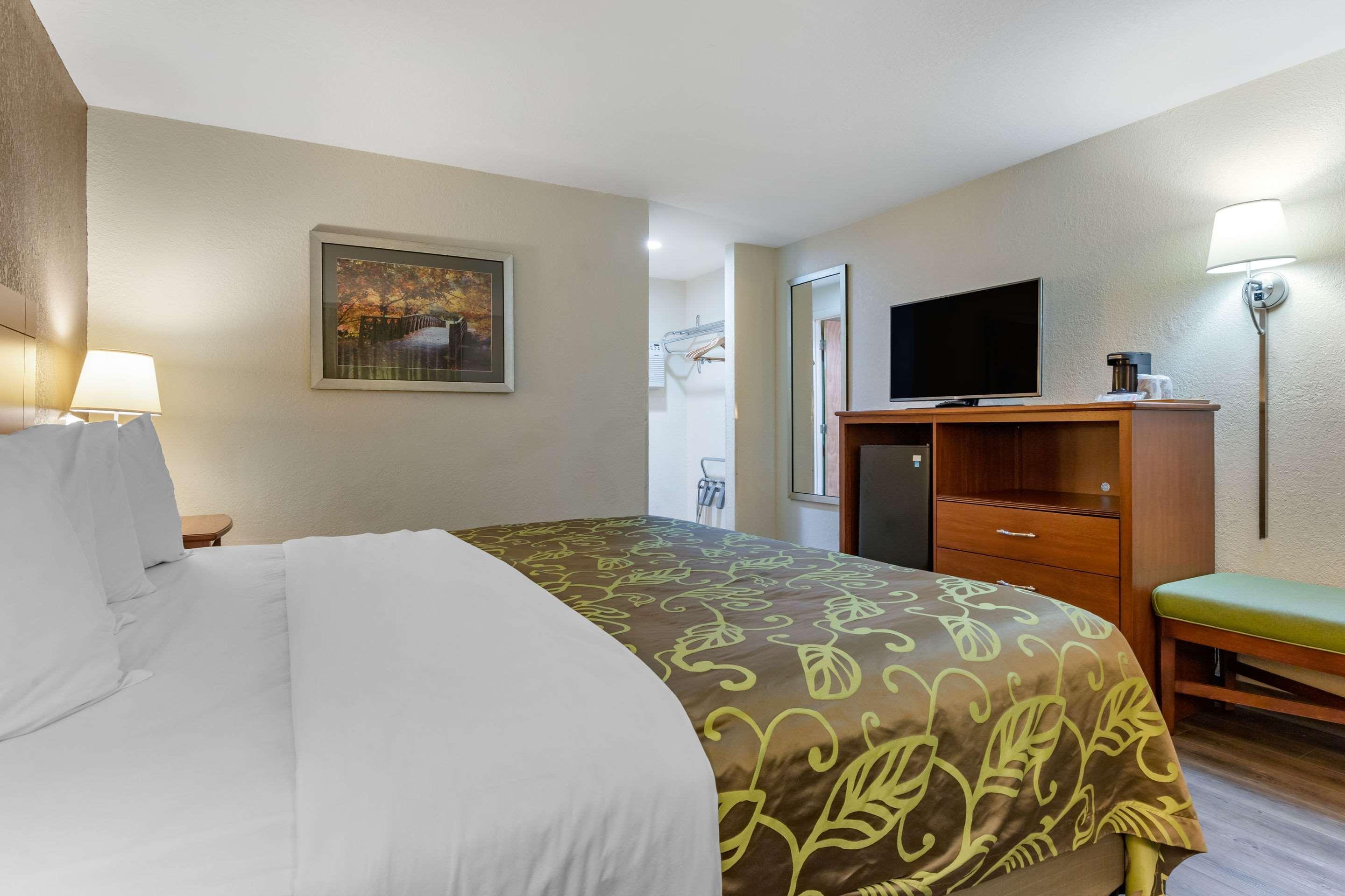 Econo Lodge Cherokee Near River Park Екстер'єр фото