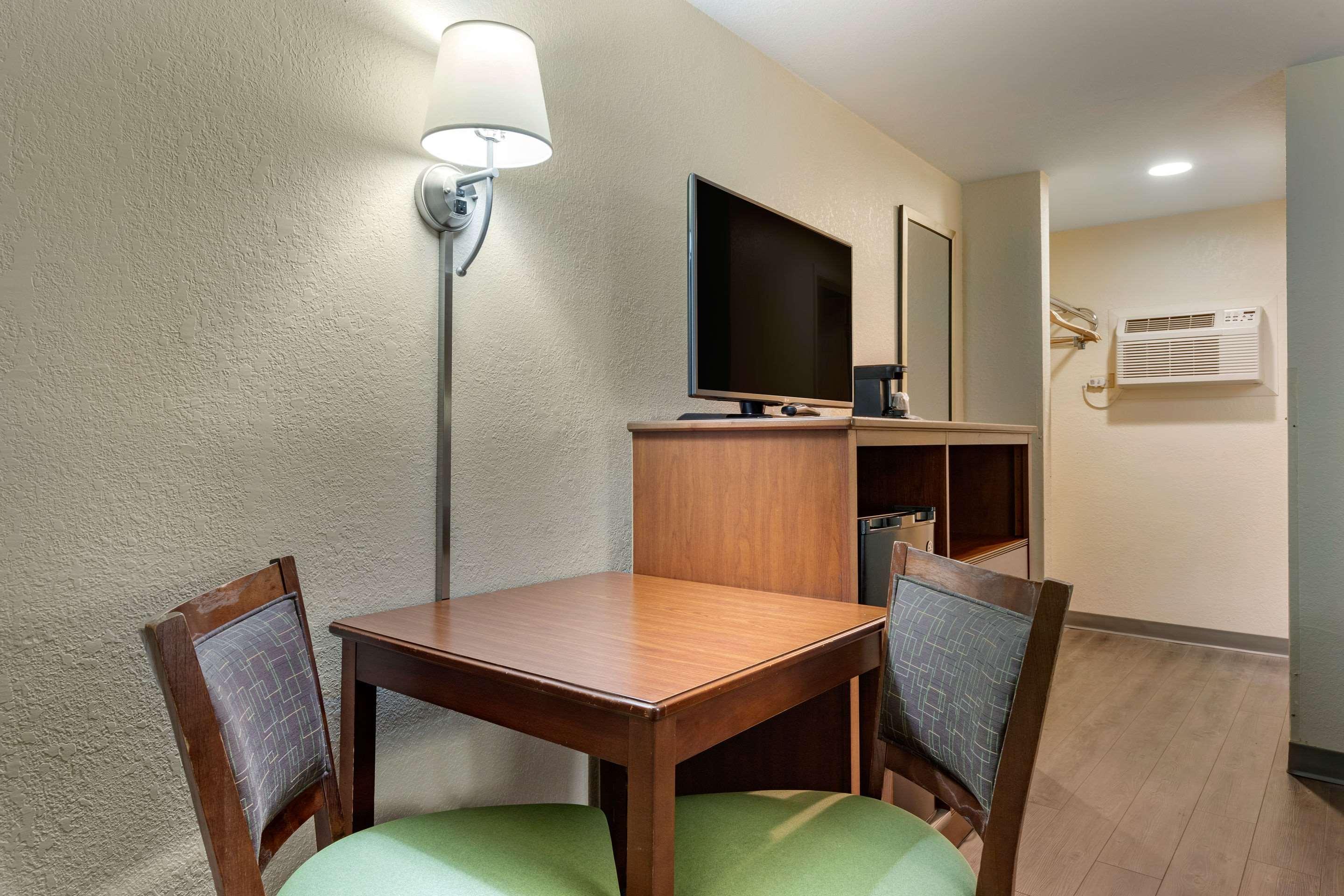 Econo Lodge Cherokee Near River Park Екстер'єр фото