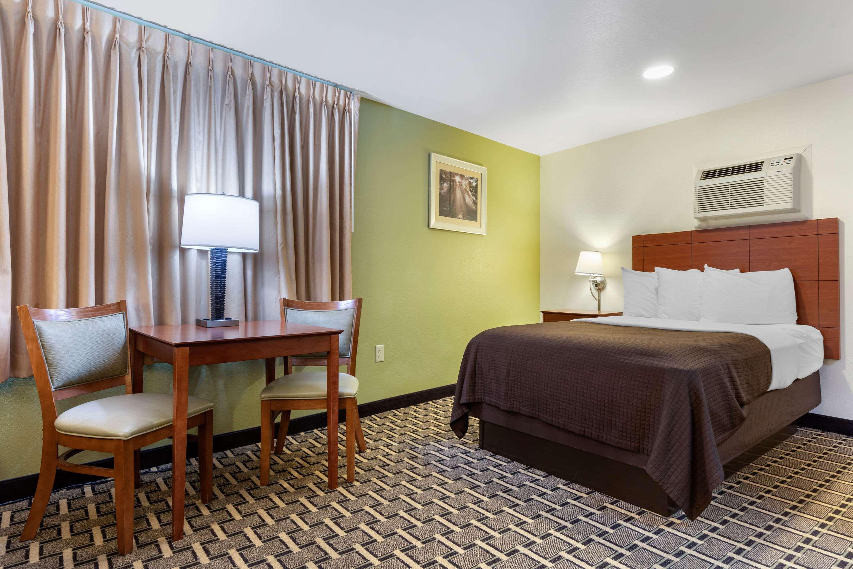 Econo Lodge Cherokee Near River Park Екстер'єр фото